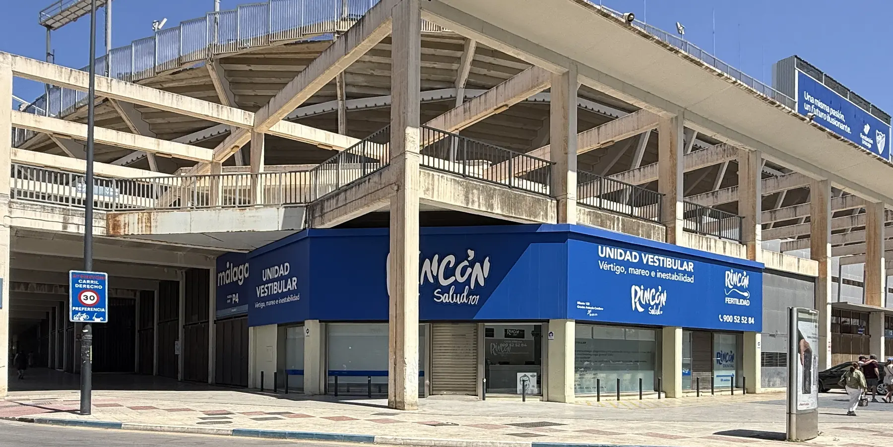 Fachada de la Unidad Vestibular de Rincón Salud, bajo la grada del estadio de La Rosaleda, en Málaga