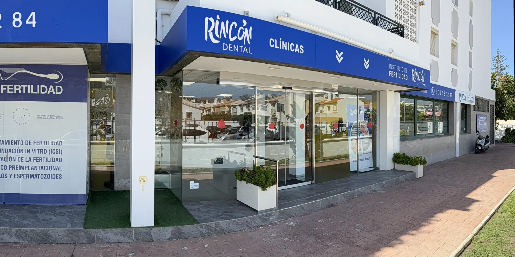 Fachada del edificio de Clínicas Rincón en la avenida de la Torre, en Rincón de la Victoria