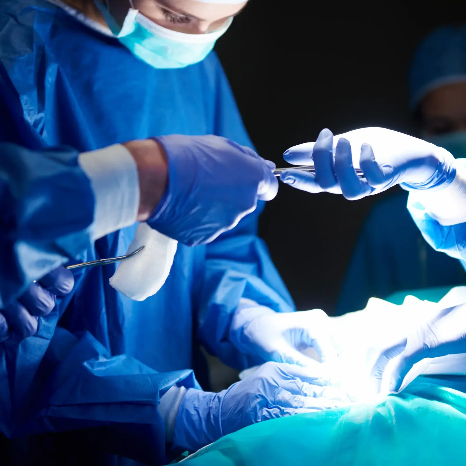 Equipo quirúrgico operando en el quirófano de Rincón Salud