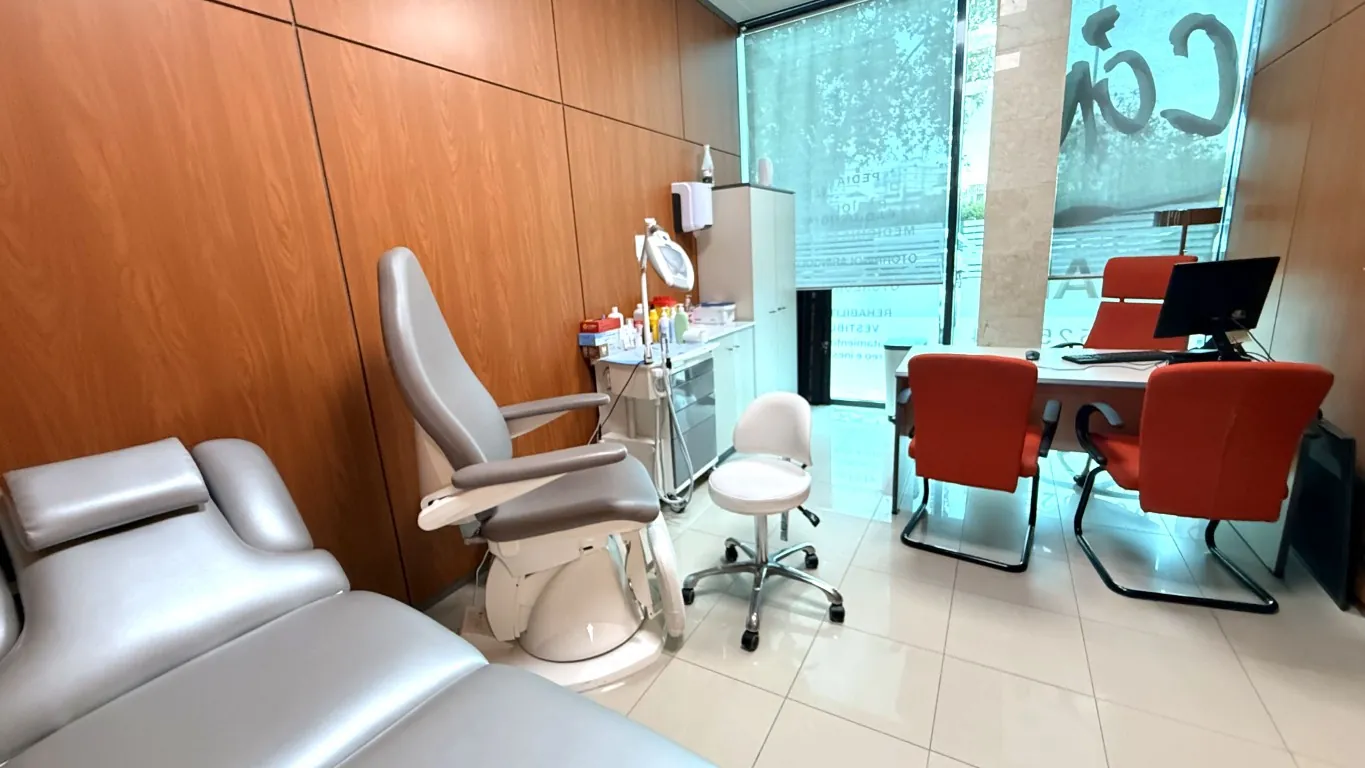 Consulta de ginecología, con sillón de exploración y mesa de consulta