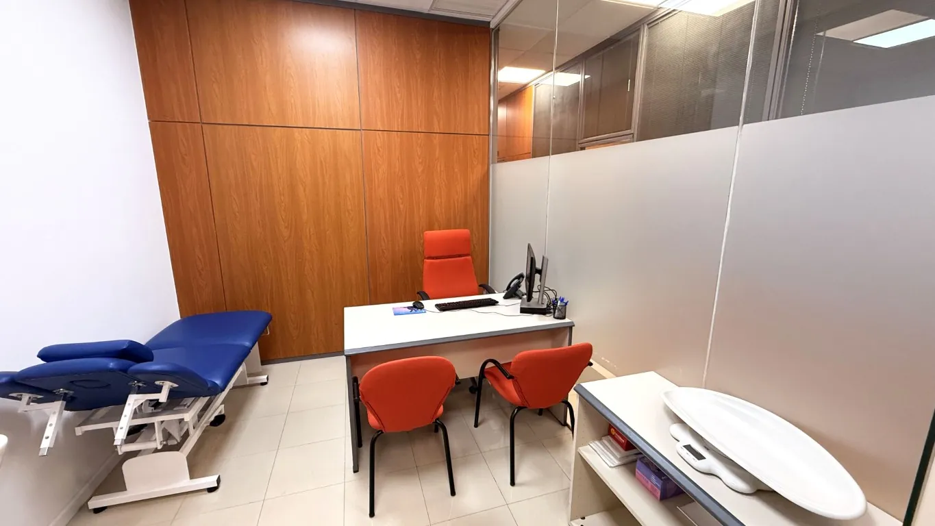 Consulta de pediatría, con camilla y báscula para bebés