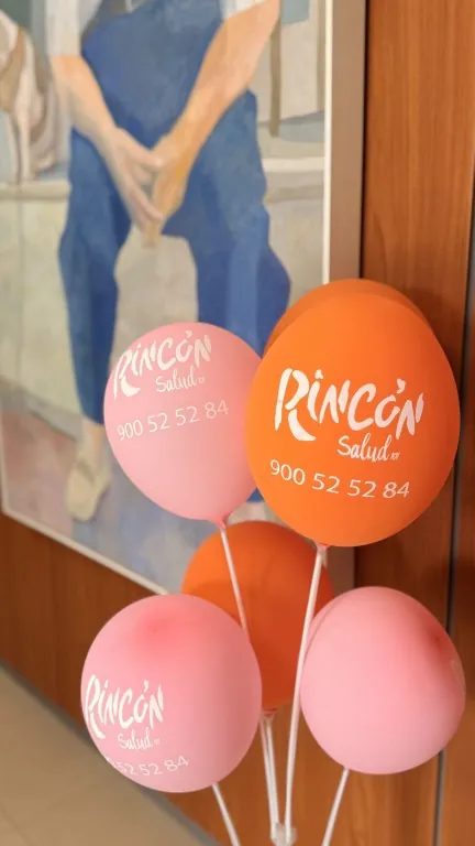 Globos de Rincón Salud con el teléfono de citas del grupo