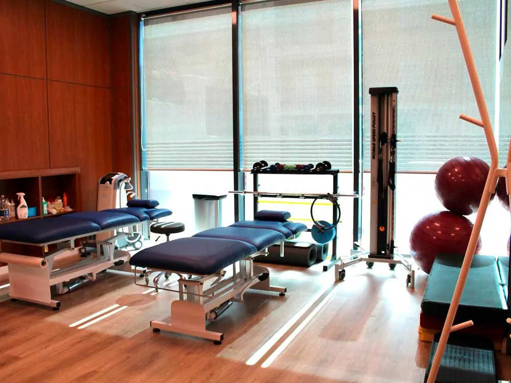 Otro ángulo de la sala de fisioterapia