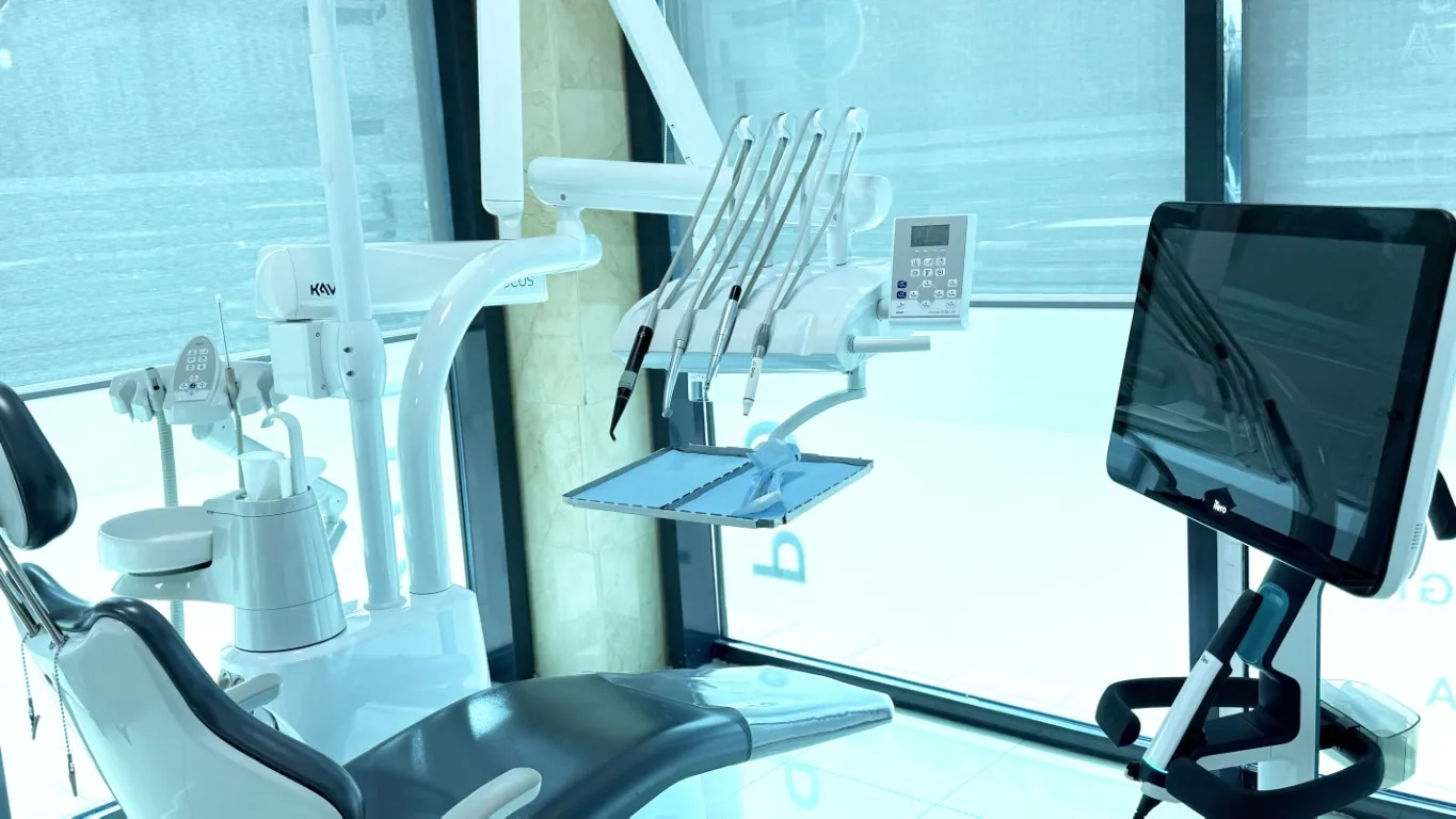 Sillón dental con pantalla para enseñar las pruebas al paciente