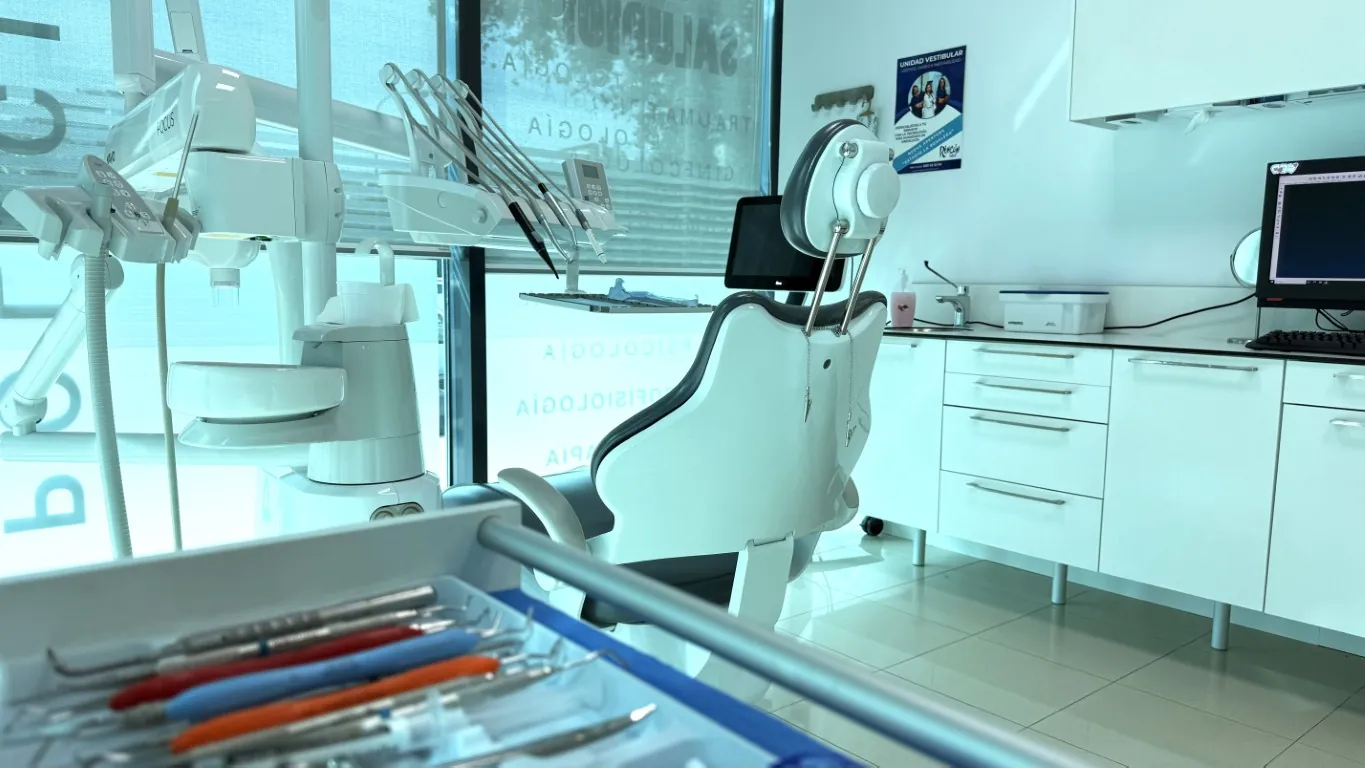 Gabinete dental, con el sillón y la bandeja de instrumental preparados
