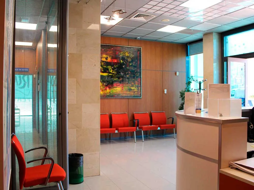 Recepción del centro, con el mostrador de citas y la sala de espera al fondo