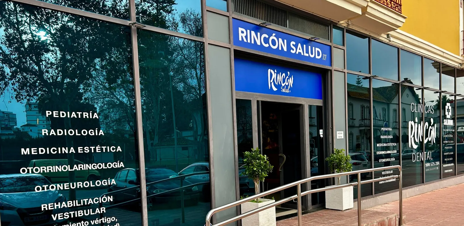 Fachada del Centro médico Torre del Mar, de Rincón Salud