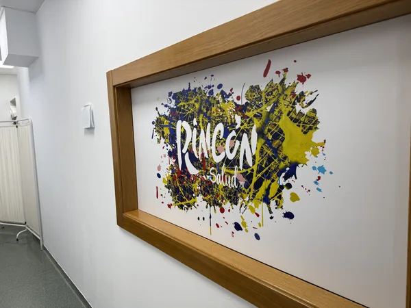 Cuadro con el logotipo de Rincón Salud en el pasillo