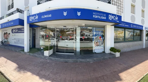 Fachada del edificio de Rincón de la Victoria, con los rótulos de las clínicas