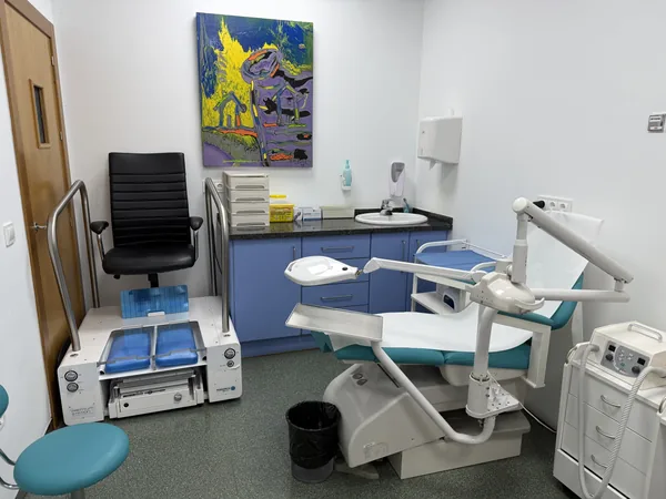 Consulta de podología, con el sillón de tratamiento