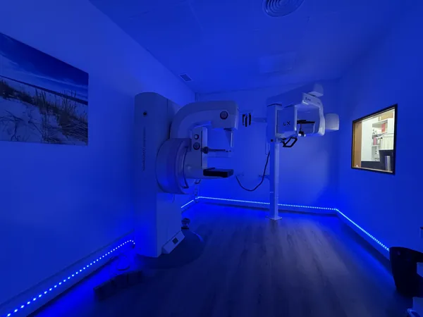 Sala de radiología con mamógrafo y equipo de radiografía panorámica