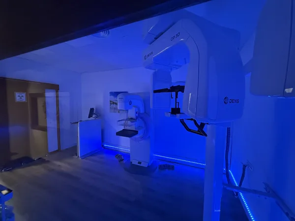 Equipo de radiología 3D en la sala de radiología