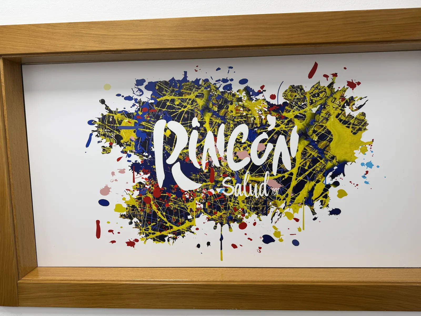 Cuadro con el logotipo de Rincón Salud en el pasillo