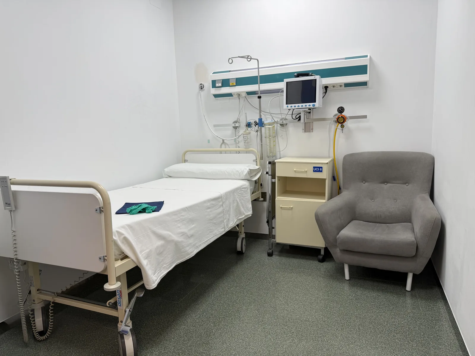 Habitación individual, con cama articulada y sillón para el acompañante