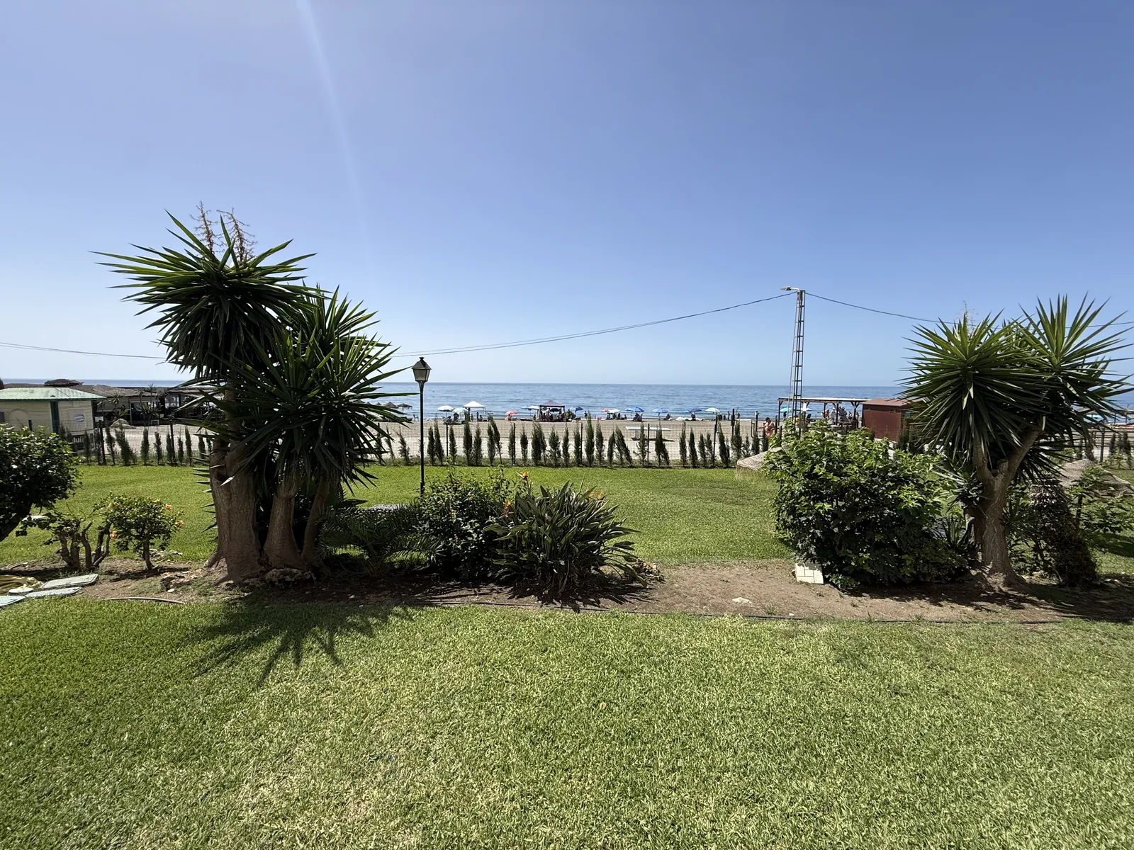 Jardín del centro, con vistas al mar