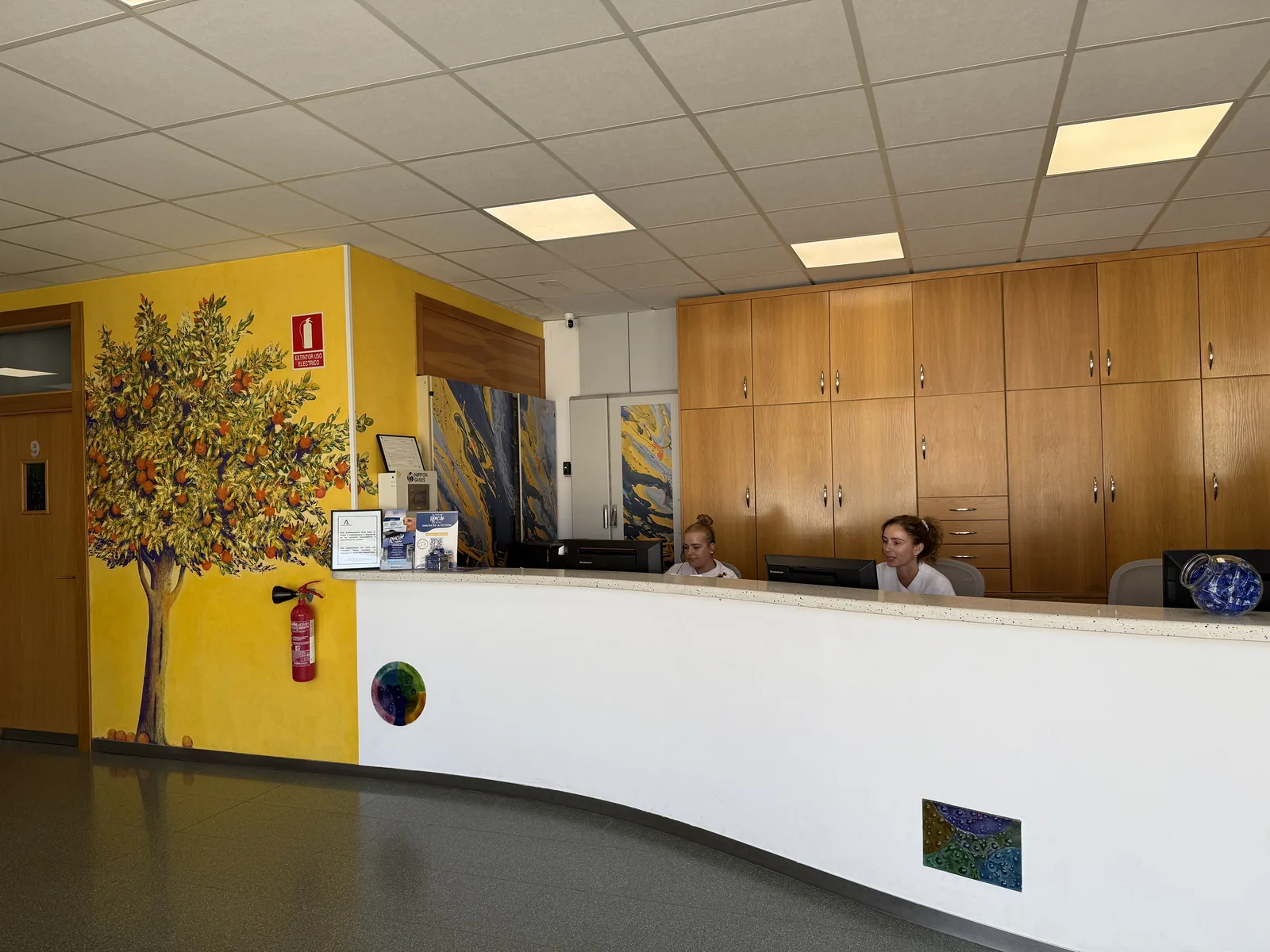Recepción del centro, con el mostrador de citas