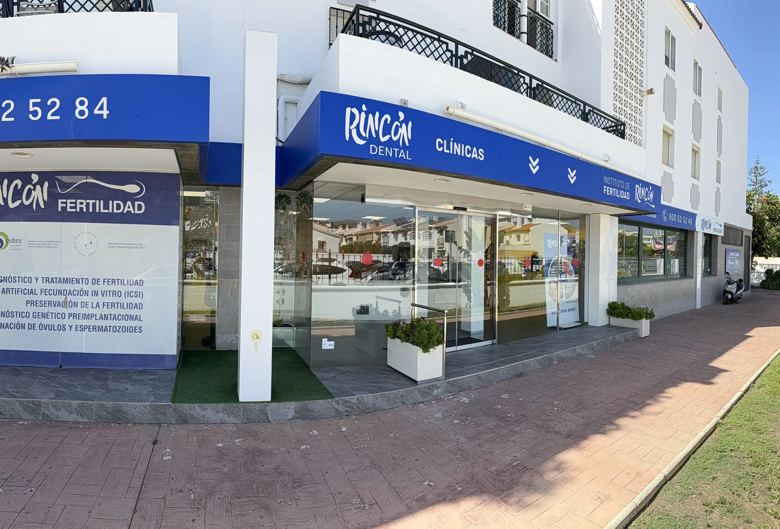 Fachada de la clínica en Rincón de la Victoria, con el rótulo de Rincón Dental