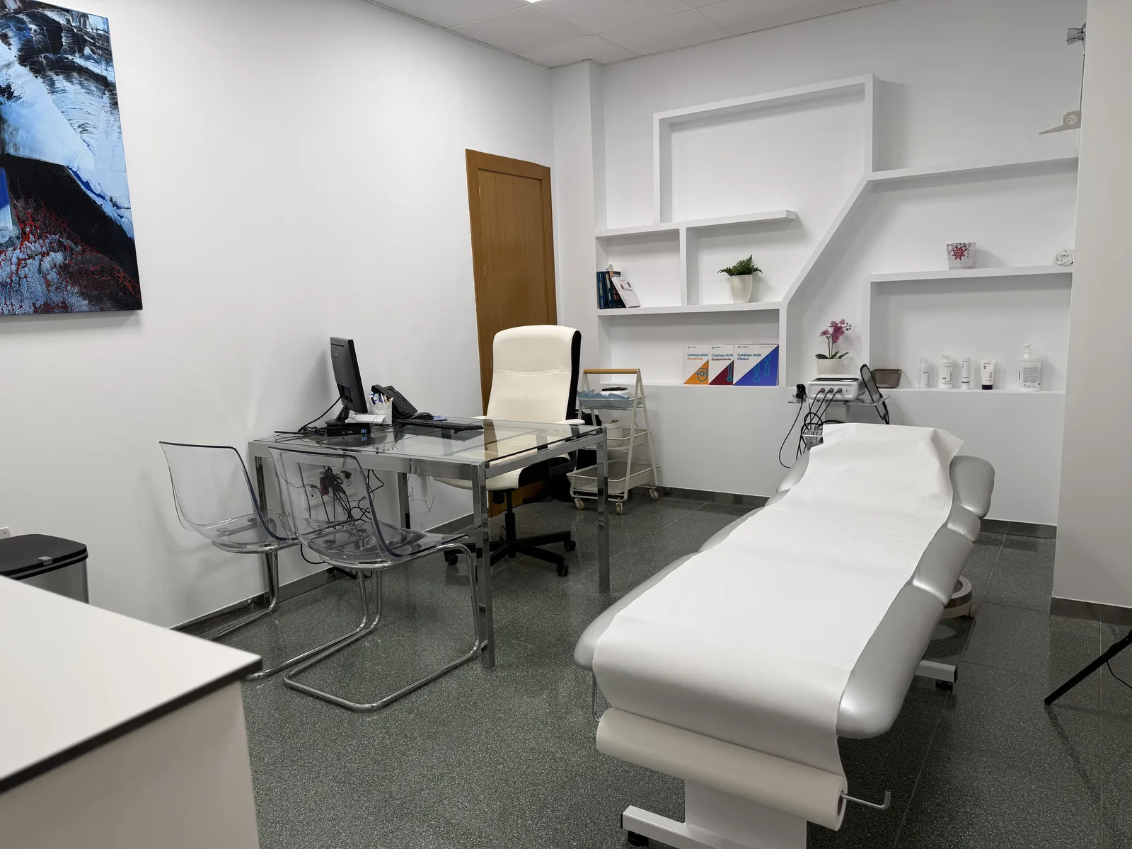 Consulta de fisioterapia, con camilla y puesto de trabajo