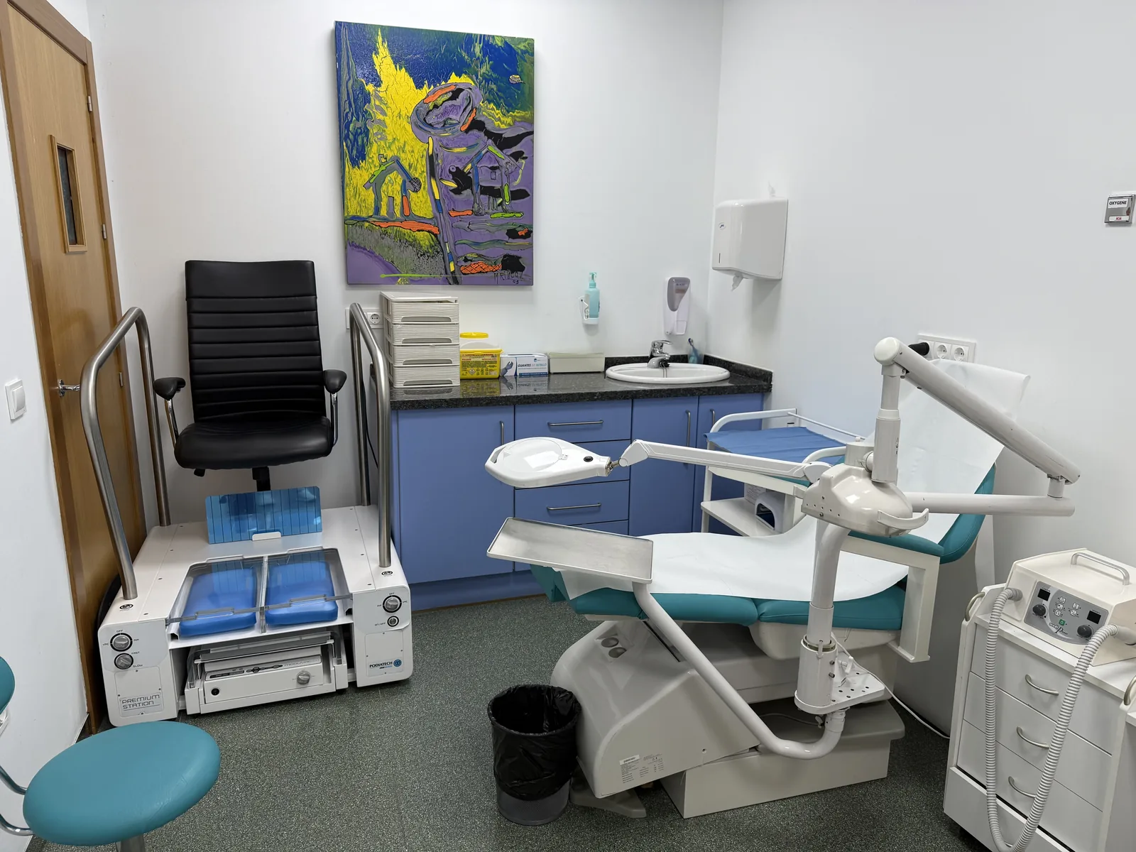 Consulta de podología, con el sillón de tratamiento