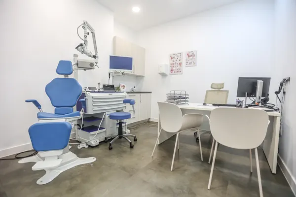 Consulta con sillón de exploración y microscopio de otorrinolaringología