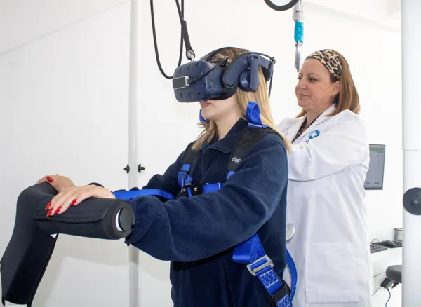 Sesión de rehabilitación del equilibrio con gafas de realidad virtual, guiada por una profesional