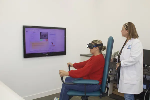 Paciente en el sillón de exploración vestibular, con gafas de vídeo