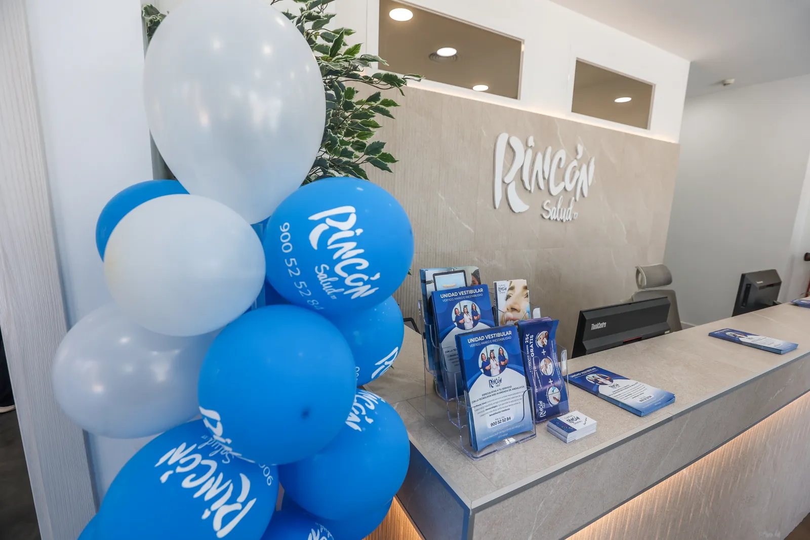 Recepción del centro médico de Rincón Salud en La Rosaleda
