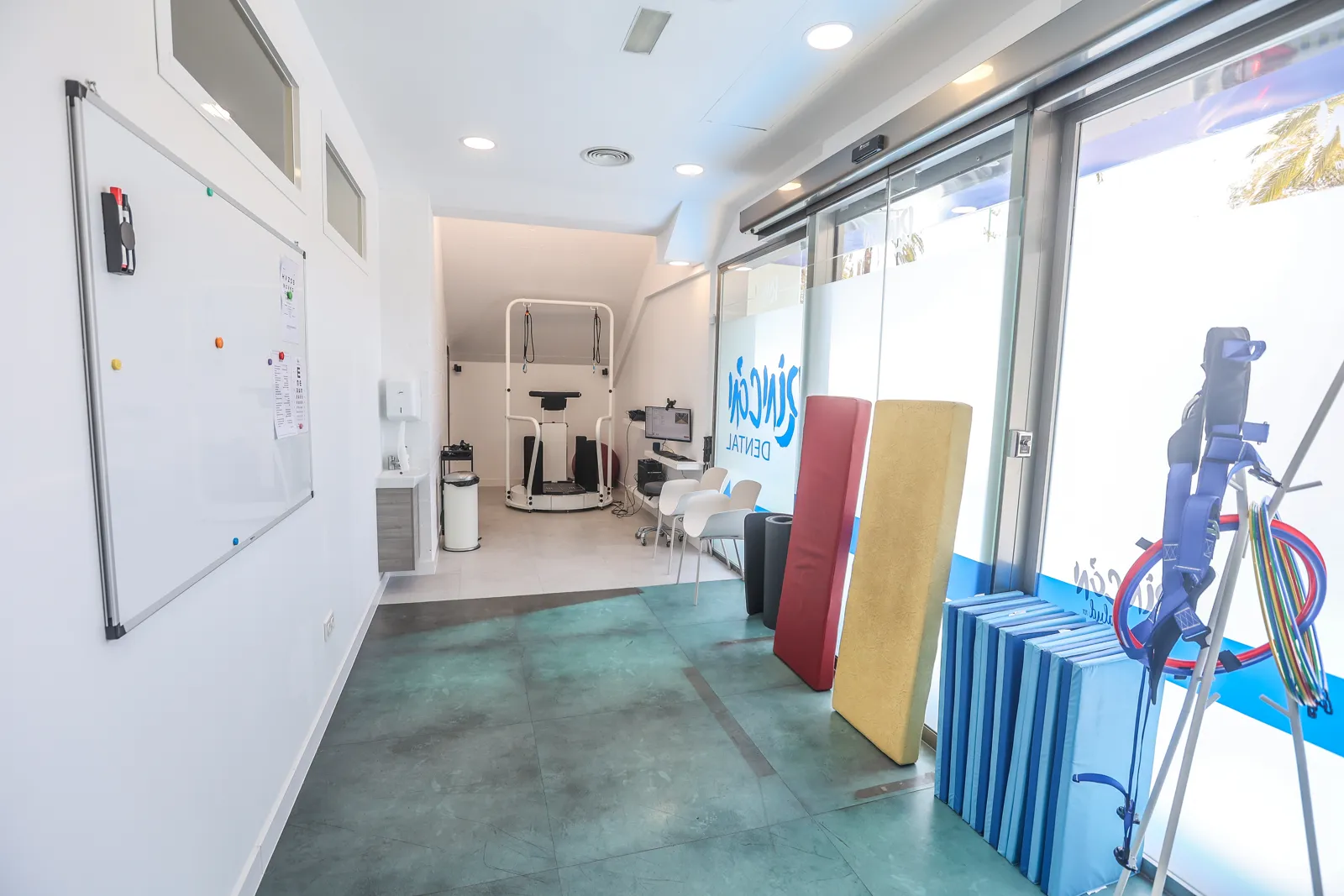 Sala de rehabilitación con material de equilibrio y, al fondo, la plataforma
